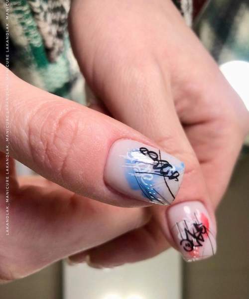 Graffiti sur les ongles: manucure tendance 2022, photo