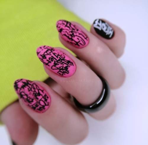 Graffiti sur les ongles: manucure tendance 2022, photo
