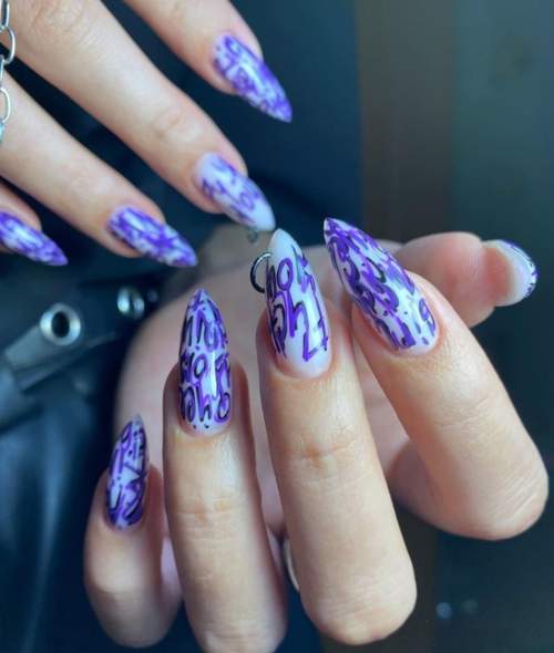 Ongles graffiti avec piercings