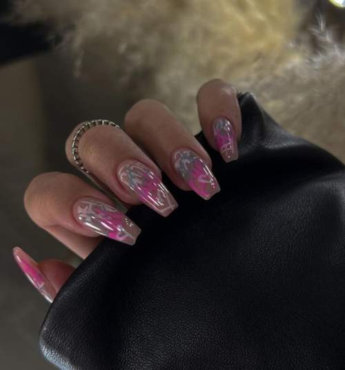 Graffiti sur les ongles: manucure tendance 2022, photo