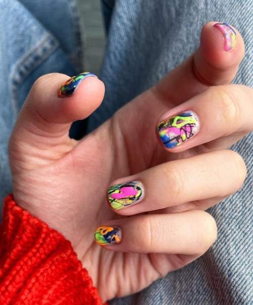 Graffiti sur les ongles: manucure tendance 2022, photo