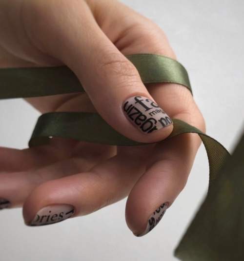 Graffiti sur les ongles: manucure tendance 2022, photo