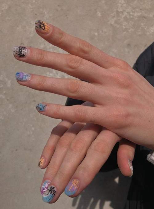 Graffiti sur les ongles: manucure tendance 2022, photo