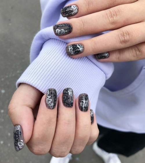 Graffiti sur les ongles: manucure tendance 2022, photo