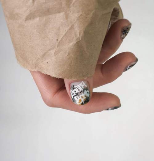 Graffiti sur les ongles: manucure tendance 2022, photo