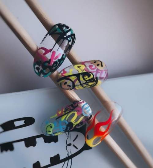 Graffiti sur les ongles: manucure tendance 2022, photo