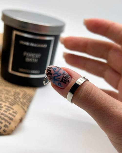 Graffiti sur les ongles: manucure tendance 2022, photo