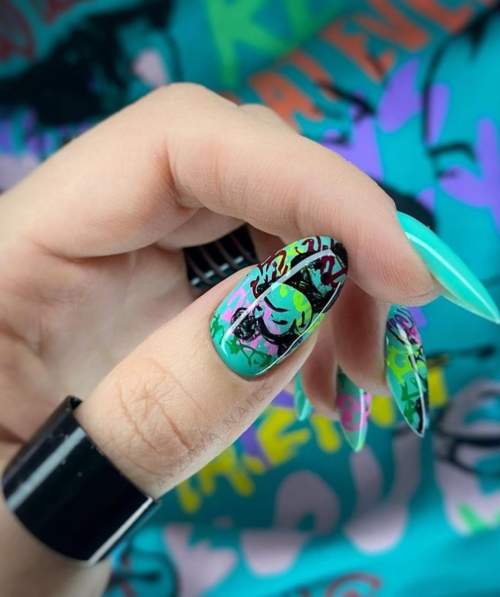 Graffiti sur les ongles: manucure tendance 2022, photo