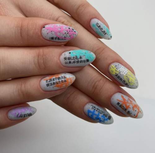 Graffiti sur les ongles: manucure tendance 2022, photo