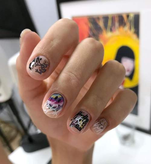 Graffiti sur les ongles: manucure tendance 2022, photo