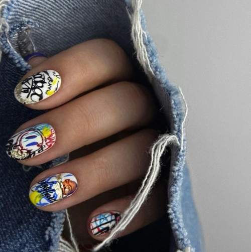 Graffiti sur les ongles: manucure tendance 2022, photo