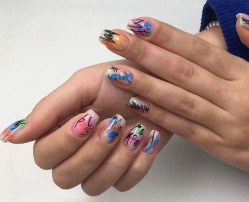 Graffiti sur les ongles: manucure tendance 2022, photo