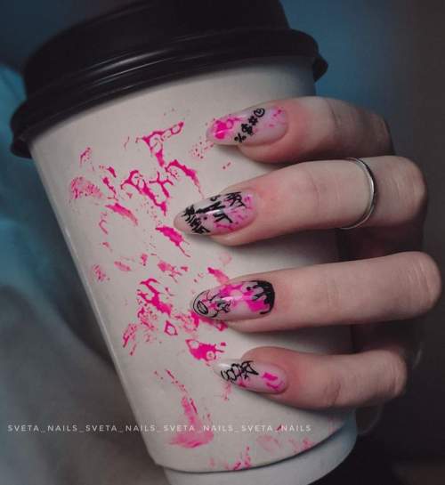 Graffiti sur les ongles: manucure tendance 2022, photo