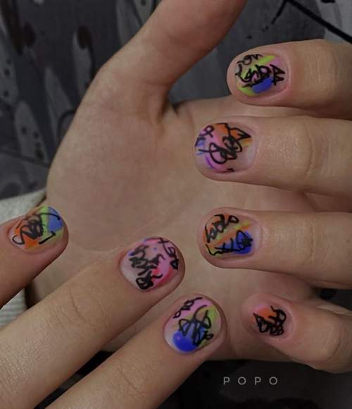 Graffiti sur les ongles: manucure tendance 2022, photo