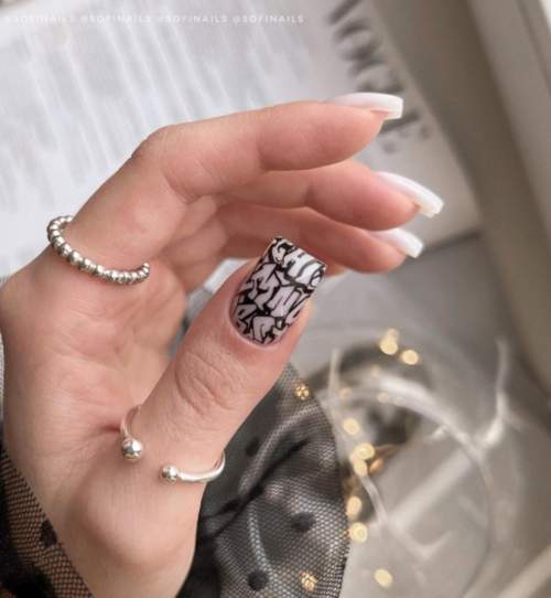 Graffiti sur les ongles: manucure tendance 2022, photo