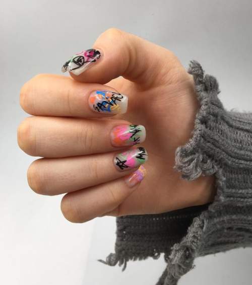 Graffiti sur les ongles: manucure tendance 2022, photo