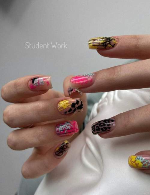 Graffiti sur les ongles: manucure tendance 2022, photo