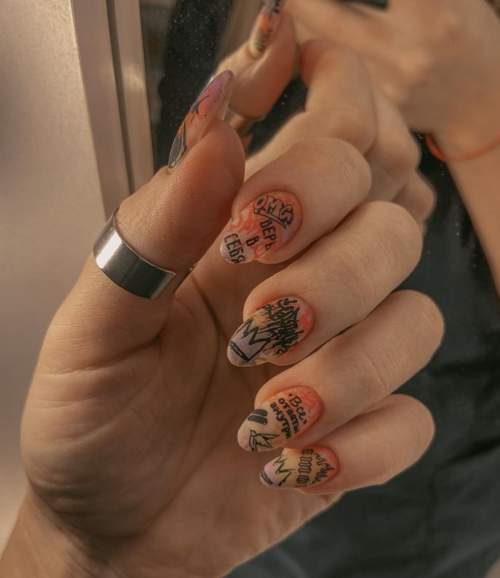Graffiti sur les ongles: manucure tendance 2022, photo