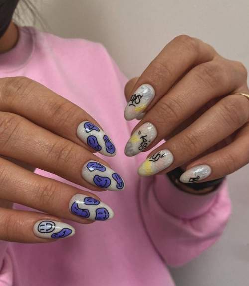 Graffiti sur les ongles: manucure tendance 2022, photo