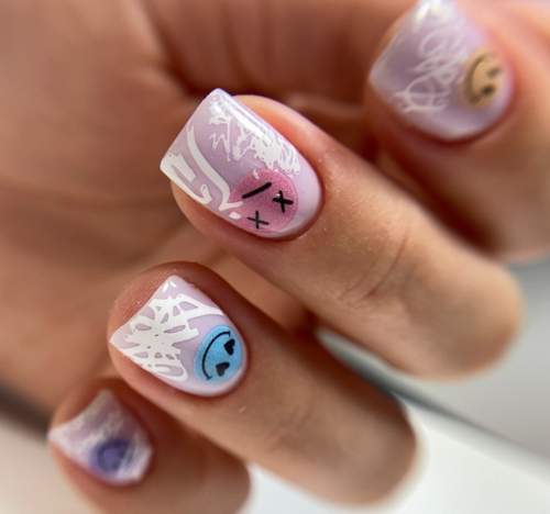 Graffiti sur les ongles: manucure tendance 2022, photo