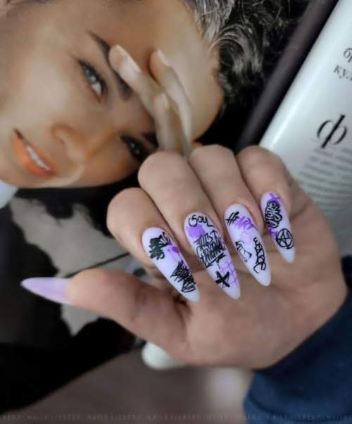 Graffiti sur les ongles: manucure tendance 2022, photo