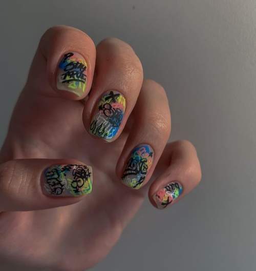 Graffiti sur les ongles: manucure tendance 2022, photo