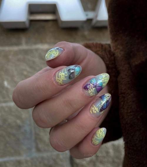 Graffiti sur les ongles: manucure tendance 2022, photo