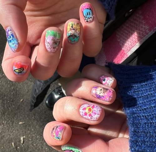 Graffiti sur les ongles: manucure tendance 2022, photo