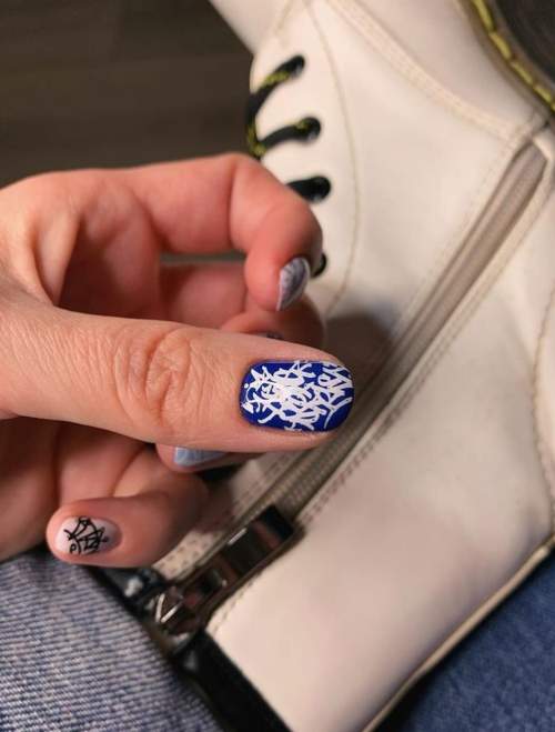 Graffiti sur les ongles: manucure tendance 2022, photo