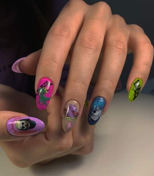 Graffiti sur les ongles: manucure tendance 2022, photo