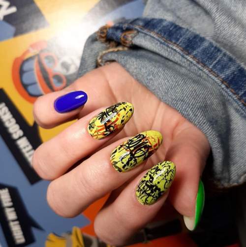 Graffiti sur les ongles: manucure tendance 2022, photo