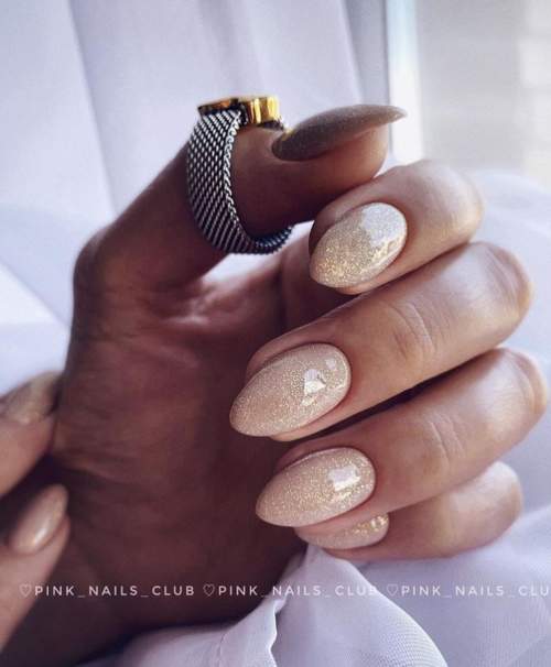 Oeil de chat de manucure pour l'obtention du diplôme