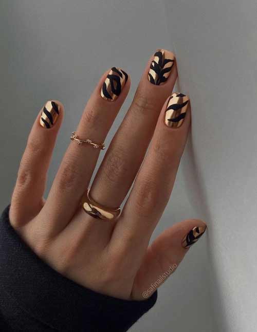Ongles de graduation noirs avec de l'or