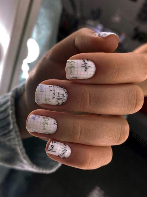 Manucure pour l'obtention du diplôme 2022 : 9e, 11e année, nouveautés, photos