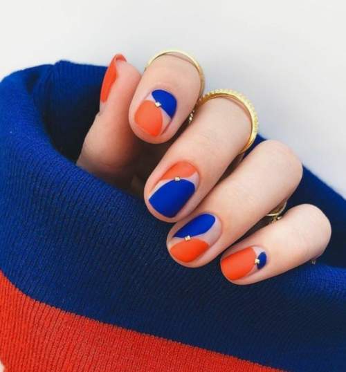 Manucure orange et bleue