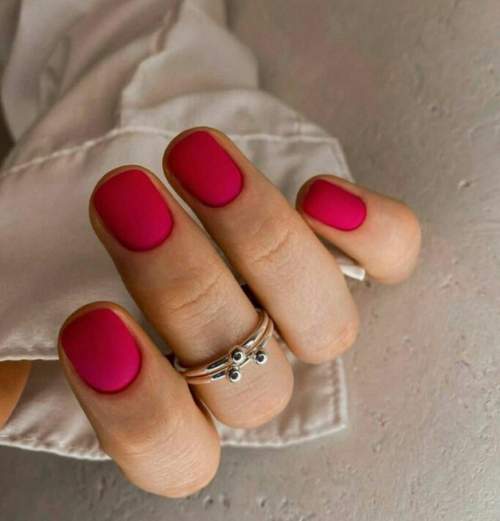 Manucure bordeaux mat