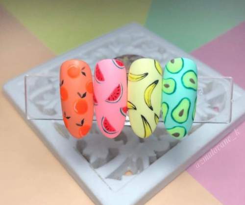 Dessins de fruits d'automne sur les ongles