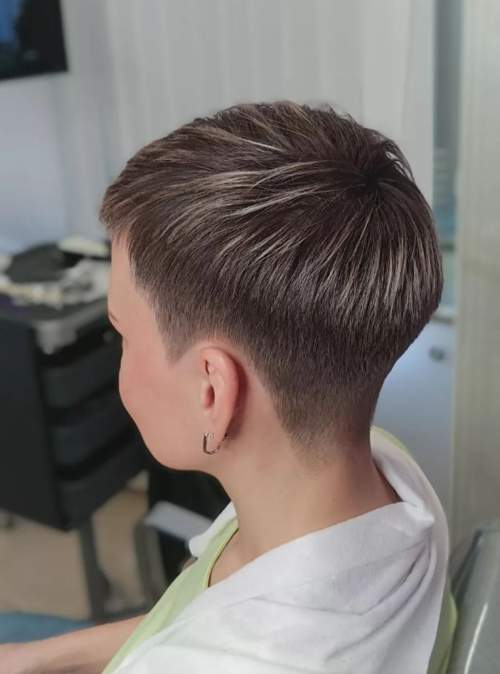 Coupes de cheveux courtes pour les jeunes vue de dos