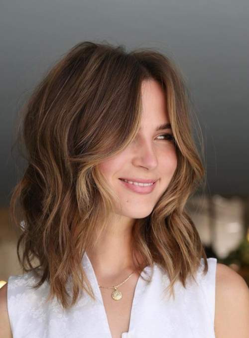 Coupe de cheveux mi-long pour les jeunes