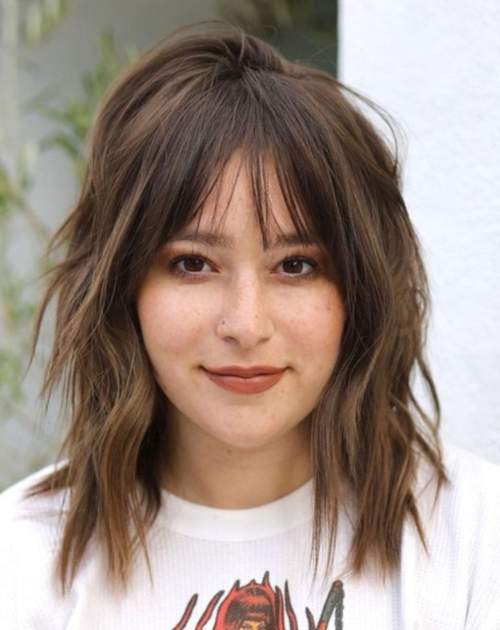 Coupe de cheveux avec une frange clairsemée