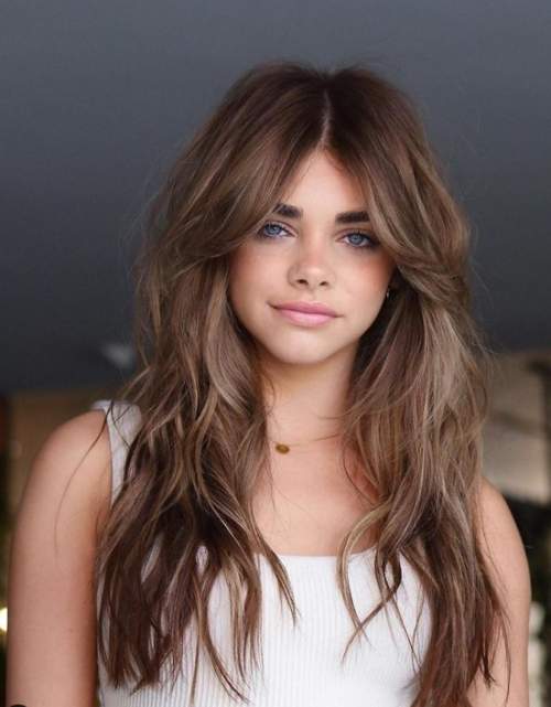 Cheveux longs avec une frange tendance