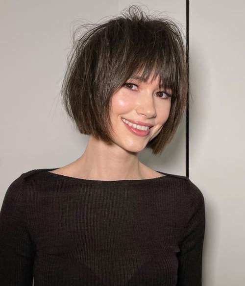 Coupes de cheveux jeunes à la mode 2022 avec une frange: types, photos