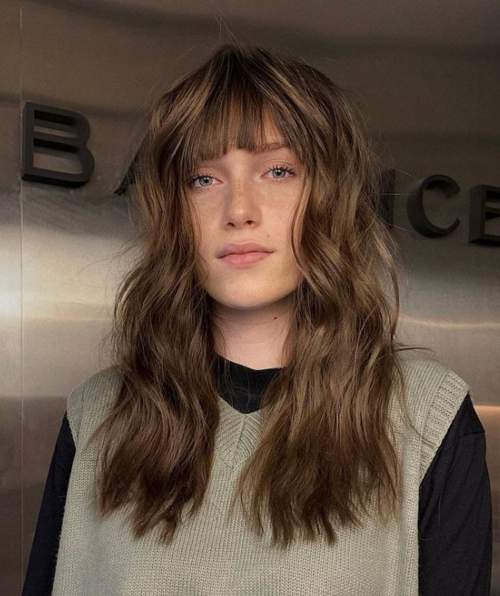 Frange moyenne à la mode