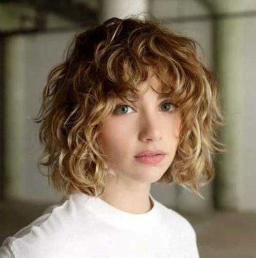 Coupes de cheveux jeunes à la mode 2022 avec une frange: types, photos