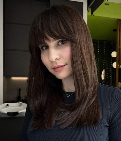 Coupes de cheveux jeunes à la mode 2022 avec une frange: types, photos