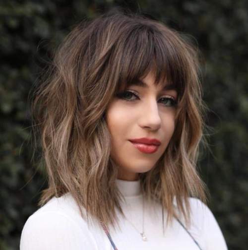 Coupes de cheveux jeunes à la mode 2022 avec une frange: types, photos