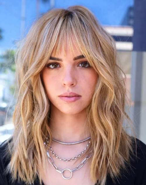 Coupes de cheveux jeunes à la mode 2022 avec une frange: types, photos