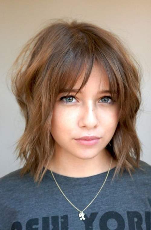 Coupes de cheveux jeunes à la mode 2022 avec une frange: types, photos