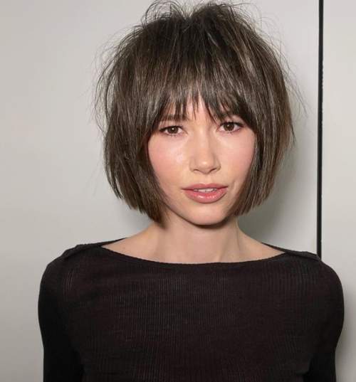 Coupes de cheveux jeunes à la mode 2022 avec une frange: types, photos