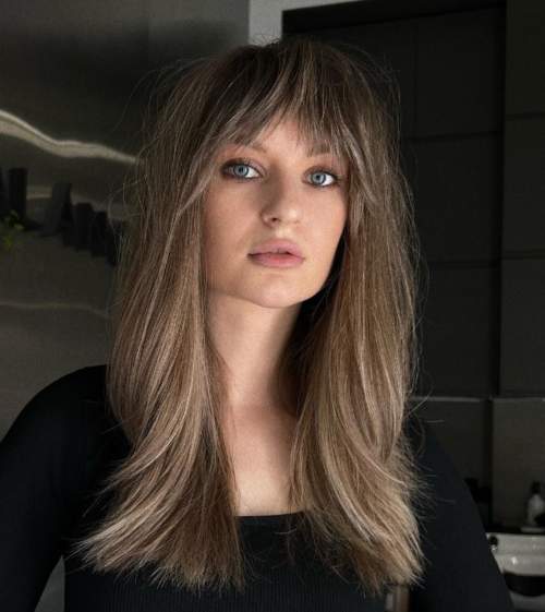 Coupes de cheveux jeunes à la mode 2022 avec une frange: types, photos